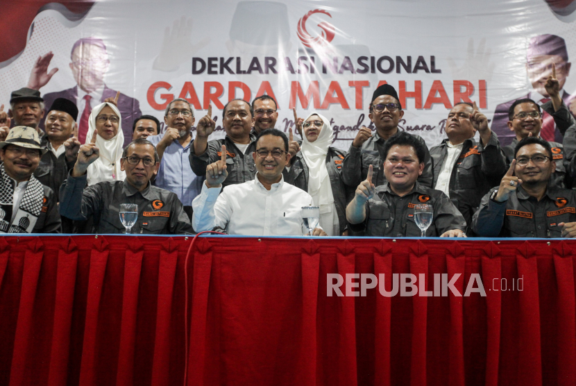 Calon Presiden Anies Baswedan (tengah) dan Ketua Garda Matahari Azrul Tanjung (kedua kanan). Koordinator Nasional Garda Matahari targetkan 80 persen suara Muhammadiyah untuk AMIN.