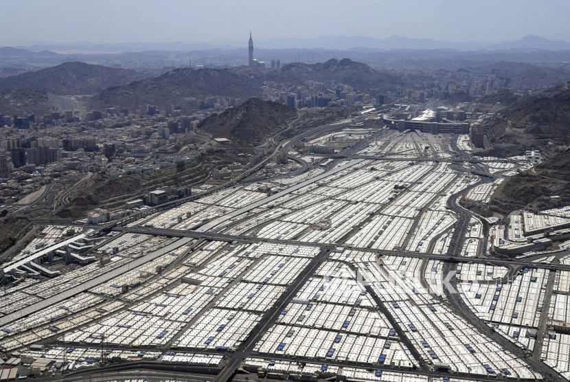 Tenda jemaah haji memenuhi tenda kemah Mina selama haji, di Mekkah, Arab Saudi, Ahad,10 Juli 2022. 