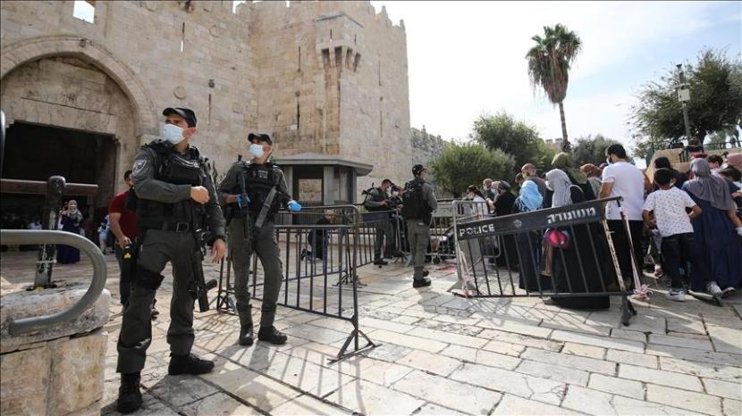 Polisi Israel pada Jumat (27/11) mencegah ratusan warga Palestina di Tepi Barat yang diduduki untuk memasuki Masjid Al-Aqsa untuk melakukan Salat Jumat selama lima minggu berturut-turut.