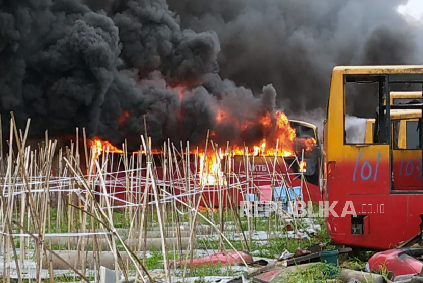 Sejumlah bus Transjakarta bekas terbakar di Dramaga, Kabupaten Bogor, Jawa Barat, Jumat (13/11) siang WIB.