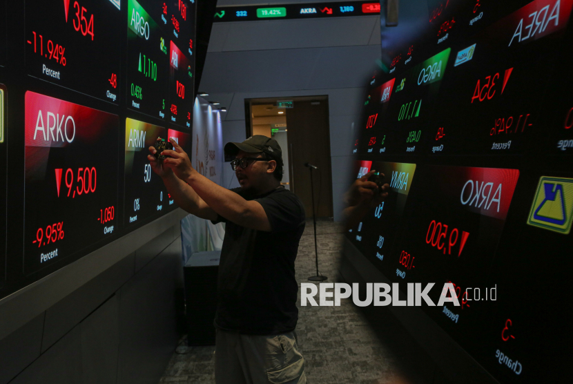 Pengunjung mengamati layar digital yang menampilkan data pergerakan  Indeks Harga Saham Gabungan (IHSG) di Bursa Efek Indonesia (BEI), Jakarta, Kamis 29/1/2026). IHSG pada sesi pertama kembali mengalami penghentian sementara perdagangan atau trading halt pada pukul 09.30 WIB namun mampu memangkas koreksi pada akhir sesi satu. IHSG tengah hari terperosok 492 poin atau ambles 5,91% ke level 7.828,47. Tekanan IHSG hari ini masih disebabkan Tekanan IHSG hari ini masih dibayangi oleh sentimen dari Morgan Stanley Capital International (MSCI) yang menyoroti kekhawatiran investor global terhadap transparansi struktur kepemilikan saham di Indonesia. Sebanyak 720 saham turun, 65 naik, dan 22 tidak bergerak. Nilai transaksi mencapai Rp 32,75 triliun, melibatkan 42,91 miliar saham dalam 2,55 juta kali transaksi.