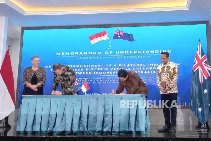 Menko Marves Ad Interim Erick Thohir dan Menteri Industri dan Sains Australia Edham Nurredin Ed Husic menandatangani nota kesepahaman di kantor Kementerian BUMN, Jakarta, Kamis (23/11/2023).