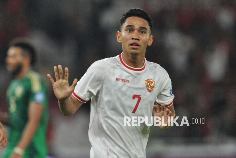 Pemain timnas Indonesia Marselino Ferdinan melakukan selebrasi usai mencetak gol ke gawang timnas Saudi Arabia saat bertanding pada babak ketiga Kualifikasi Piala Dunia 2026 Grup C di Stadion Utama Gelora Bung Karno (SUGBK), Jakarta, Selasa (19/11/2024). Timnas Indonesia berhasil menang atas Saudi Arabia dengan skor 2-0 melalui dua gol dari Marselino Ferdinan pada menit ke-32 dan menit ke-57.