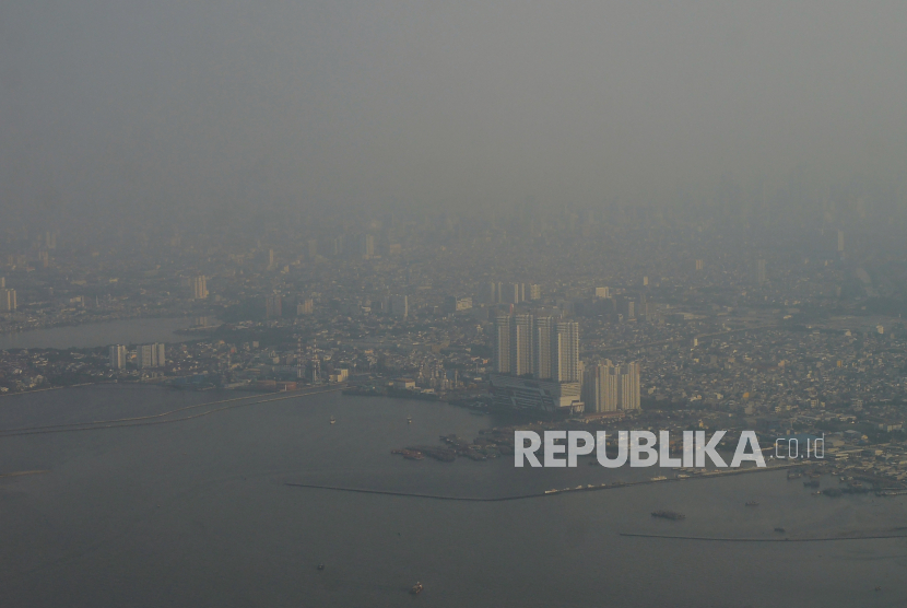 Foto aerial kondisi polusi udara di kawasan Pelabuhan Muara Angke, Jakarta Utara. Dua riset yang dilakukan Populix dan Vital Strategies terhadap pengguna kendaraan di Jabodetabek