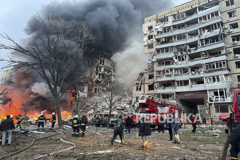 Foto selebaran yang disediakan oleh Kantor Militer Regional Dnipropetrovsk menunjukkan tim penyelamat Ukraina bekerja di lokasi apartemen yang terkena tembakan rudal di Dnipro, Ukraina tenggara, 14 Januari 2023, di tengah invasi Rusia. 
