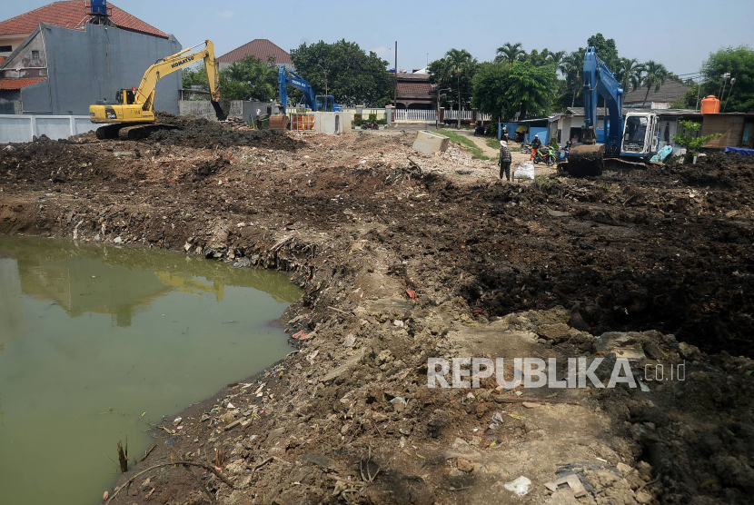 Pekerja mengoperasikan alat berat pada proyek pembuatan Waduk Pilar Jati di Cipinang Melayu, Jakarta, Senin (28/9). Pembangunan waduk untuk mengantisipasi banjir yang kerap melanda wilayah Cipinang Melayu tersebut ditargetkan rampung pada akhir 2020. Prayogi/Republika.