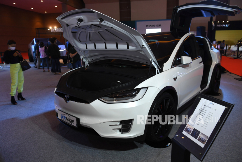 Pengunjung mengamati mobil listrik Tesla Model X yang dipamerkan dalam IIMS Hybrid 2021 di JiExpo Kemayoran, Jakarta, Minggu (18/4/2021). Tesla telah memangkas harga kendaraan listriknya di Amerika Serikat dan Eropa sebanyak 20 persen.