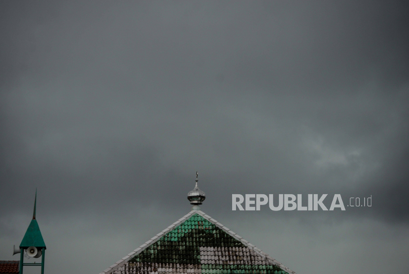 Badan Meteorologi, Klimatologi dan Geofisika (BMKG) memperkirakan hujan disertai petir terjadi di Jakarta Selatan dan Jakarta Timur, Selasa (3/8). BMKG melalui laman resminya menjelaskan, hujan dan petir diperkirakan terjadi pada sore hari. (Foto: Langit mendung menyelimuti Jakarta)