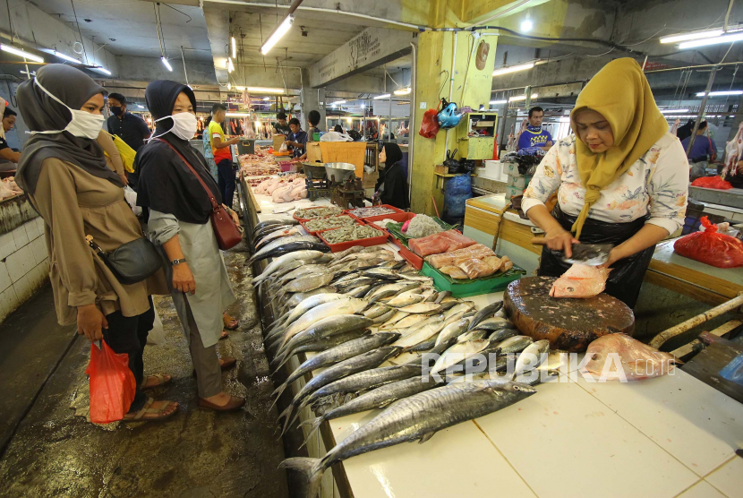Pasar menjadi salah satu sentra perekonomian masyarakat perkotaan. Tampak pengunjung memilih ikan laut di Pasar Kosambi, Kota Bandung, Selasa (28/4). Saat Ramadhan, harga ikan laut normal karena suplai ikan laut segar mencukupi