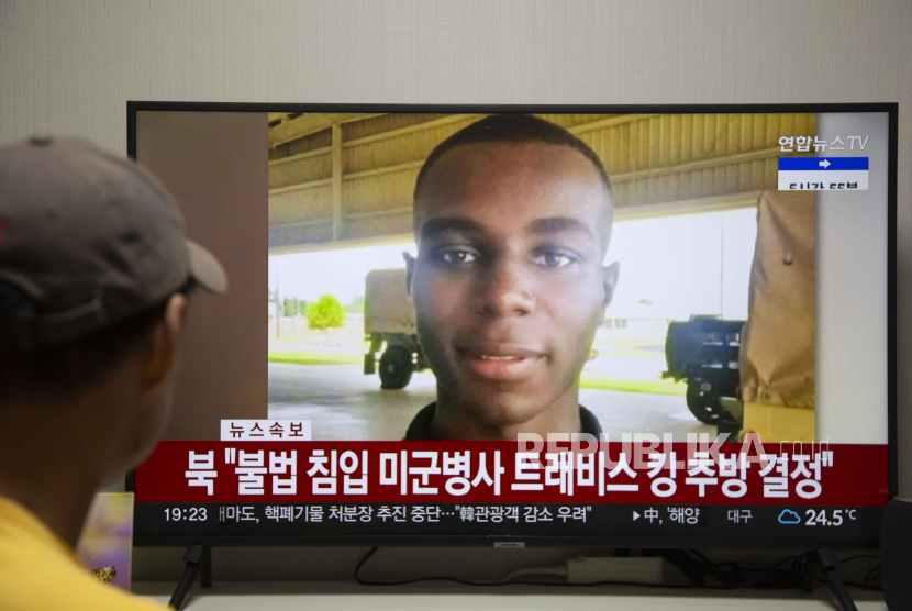 A man watches the news showing US soldier Travis King on screen, at a his home in Seoul, South Korea, 27 September 2023. According to North Korean Central News Agency on 27 September, North Korea will expel Travis King, a U.S. soldier who has been detained in North Korea after running across the inter-Korean border in July. 