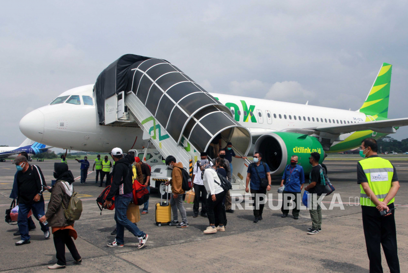 Sejumlah penumpang turun dari pesawat tujuan Ternate - Jakarta setibanya, di Bandara Halim Perdanakusuma, Jakarta, Kamis (25/2/2021). Citilink akan kembali mengoperasikan penerbangannya di Bandara Halim Perdanakusuma mulai 1 September 2022.