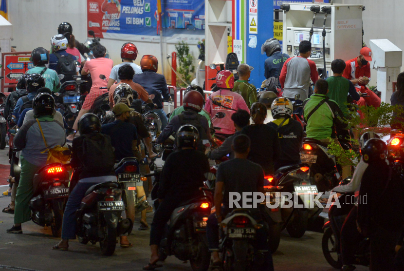 Sejumlah pengendara sepeda motor antre mengisi BBM di SPBU Kawasan Matraman, Jakarta, Rabu (31/8/2022). 