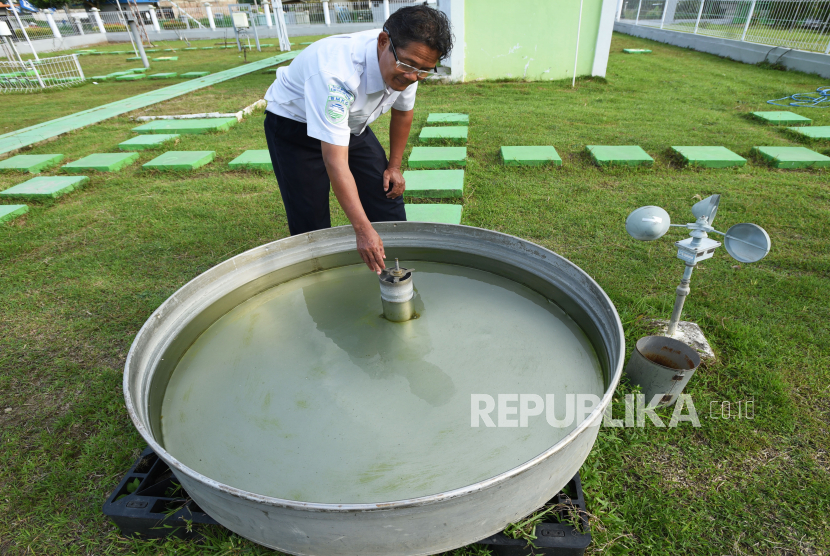 Petugas memeriksa panci penguapan (Open Pan Evaporimeter) di Laboratorium Terbuka BMKG (Badan Meteorologi Klimatologi dan Geofisika) Serang, Banten, Rabu (8/4/2020). 