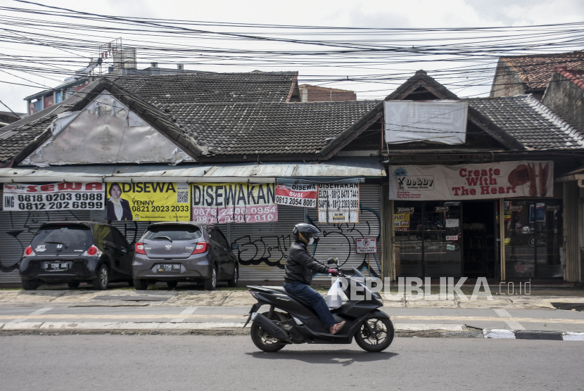 Pengendara melintas di depan deretan toko sepatu di Cibaduyut, Bojongloa Kidul, Kota Bandung, Jumat (27/1/2023). Kementerian Perindustrian (Kemenperin) merilis Indeks Keyakinan Industri (IKI) Januari 2023. Tercatat angka IKI pada awal tahun ini mencapai 51,54 poin atau berada pada level ekspansif.