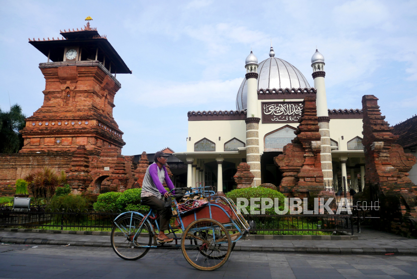 ILUSTRASI Masjid Menara Kudus di Kudus, Jawa Tengah. Tempat ibadah ini diyakini sebagai salah satu legasi Wali Songo, yakni Sunan Kudus. 