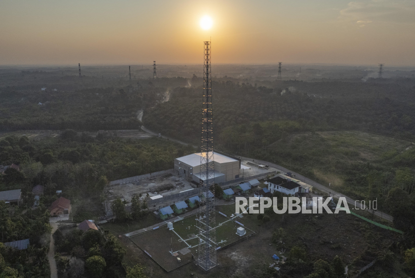 Foto udara tower pemantau Gas Rumah Kaca (GRK) di Stasiun Klimatologi Jambi, Muaro Jambi, Jambi, Kamis (18/7/2024). BMKG meresmikan pembangunan tower pantau GRK kedua di Indonesia setinggi 100 meter di Jambi dengan tujuan mengawasi konsentrasi gas rumah kaca sebagai upaya mitigasi dan pengendalian perubahan iklim di Indonesia. 