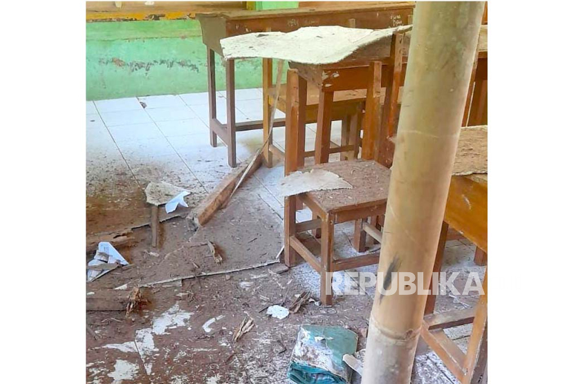 Kondisi ruang kelas yang ambruk di SDN Cikawung, Kecamatan Culamega, Kabupaten Tasikmalaya. 