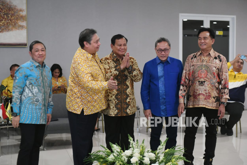 Capres Prabowo Subianto bersama Airlangga Hartarto, Zulkifli Hasan, Yusril Ihza Mahendra, dan Anis Matta saat bertemu di kantor DPP Partai Golkar, Slipi, Jakarta Barat, Kamis (14/9/2023).