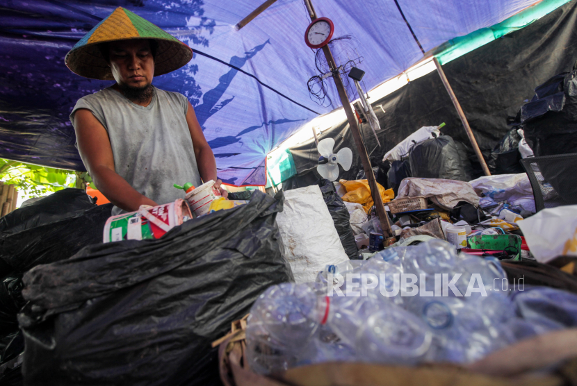 Warga memilah sampah plastik di Tempat Pengolahan Sampah (TPS) 04 Bambu Apus, Cipayung, Jakarta Timur, Senin (22/4/2024). Sampah rumah tangga di wilayah Bambu Apus yang didominasi oleh sampah plastik tersebut dikelola untuk didaur ulang dan dimanfaatkan sebagai upaya untuk menjaga kelestarian lingkungan. TPS tersebut mampu mengurangi kiriman sampah ke TPST Bantargebang sekitar 10.000 kilogram setiap bulannya.