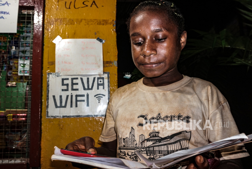 Siswa di Kota Jayapura, Papua, mengerjakan tugas sekolah di kios layanan internet (ilustrasi).