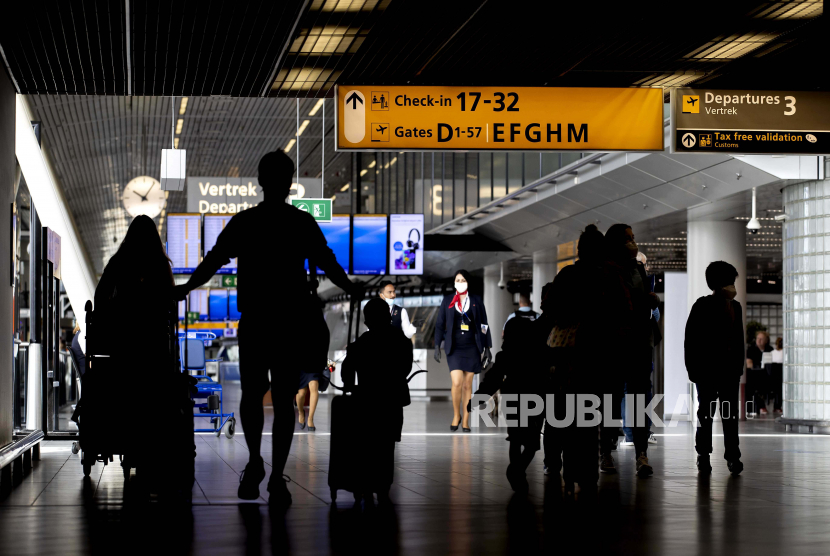 Wisatawan di Bandara Schiphol, di Schiphol, Belanda, 19 Juli 2020. Jumlah penerbangan meningkat karena lebih banyak negara Eropa dapat diakses oleh orang-orang Belanda lagi sejak pelonggaran pembatasan diterapkan pada penyebaran coronavirus SARS-CoV-2 yang menyebabkan penyakit COVID-19.