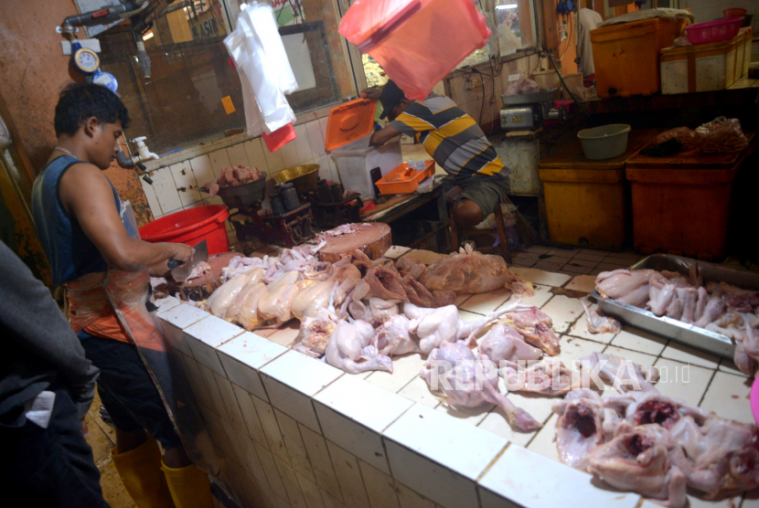 Pedagang melayani pembeli daging ayam di pasar, Selasa (27/6/2023).