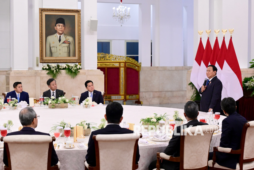 Presiden Prabowo Subianto memberikan sambutan saat melakukan pertemuan dengan delegasi Japan-Indonesia Association (JAPINDA) di Istana Negara, Jakarta, Jumat (6/12/2024). Pertemuan tersebut membahas berbagai inisiatif kerja sama, termasuk investasi, irigasi, pengelolaan lahan, hingga proyek energi strategis. 