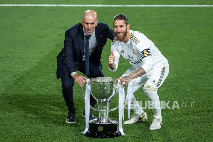 Real Madrids captain Sergio Ramos (R) and French head coach Zinedine Zidane (L) celebrate with the trophy after winning Villarreal CF in their Spanish LaLiga soccer match held at Alfredo Di Estefano Stadium, in Madrid, Spain, 16 July 2020. Real Madrid is the Spanish LaLiga champion 2020 and won its 34th Championship.  EPA-EFE/Rodrigo Jimenez