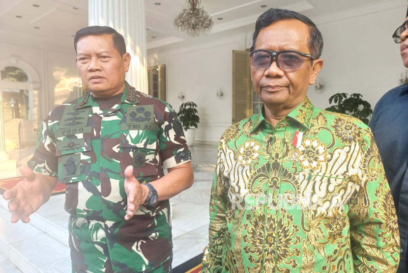 Menteri Koordinator Bidang Politik Hukum dan Keamanan Mahfud MD dan Panglima TNI Laksamana Yudo Margono usai  menemui Wakil Presiden KH Ma