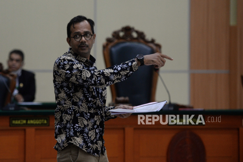 Pendiri Lokataru Haris Azhar bersiap menjalani sidang dakwaan di Pengadilan Negeri Jakarta Timur, Senin (3/4/2023). Haris Azhar sebut dakwaan JPU dalam sidang perdana merupakan fitnah untuknya.