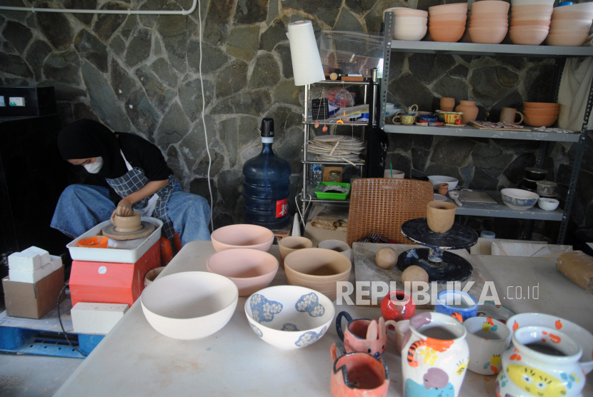 Perajin membuat mangkuk keramik dari bahan tanah liat di Mini Pottery Studio, Kota Bogor, Jawa Barat, Sabtu (29/1/2022). Otoritas Jasa Keuangan (OJK) mencatat fintech peer to peer lending telah mendanai UMKM sebesar Rp 13,6 triliun sepanjang 2021. 