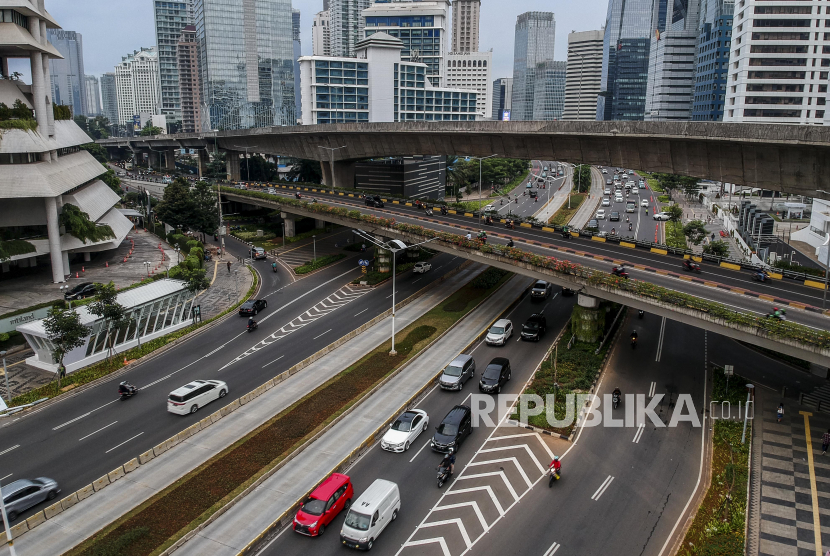 Sejumlah kendaraan melintasi kawasan Sudirman, Jakarta, Senin (14/9). Dinas Perhubungan (Dishub) DKI Jakarta menyebut, belum menerapkan kembali aturan ganjil genap (gage) bagi kendaraan bermotor selama masa PPKM. 