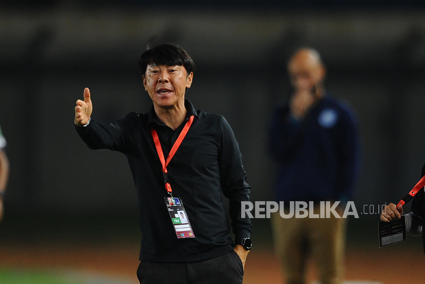 Pelatih timnas Indonesia Shin Tae Yong memberikan instruksi pada laga FIFA Matchday melawan Timnas Bangladesh di Stadion Si Jalak Harupat, Soreang, beberapa waktu lalu.