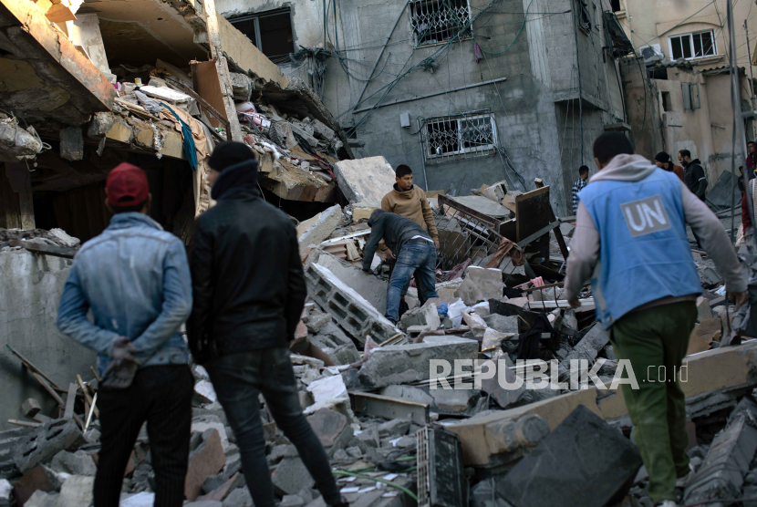 Warga Gaza mencari korban serangan Israel di reruntuhan bangunan di Jalur Gaza, Palestina.