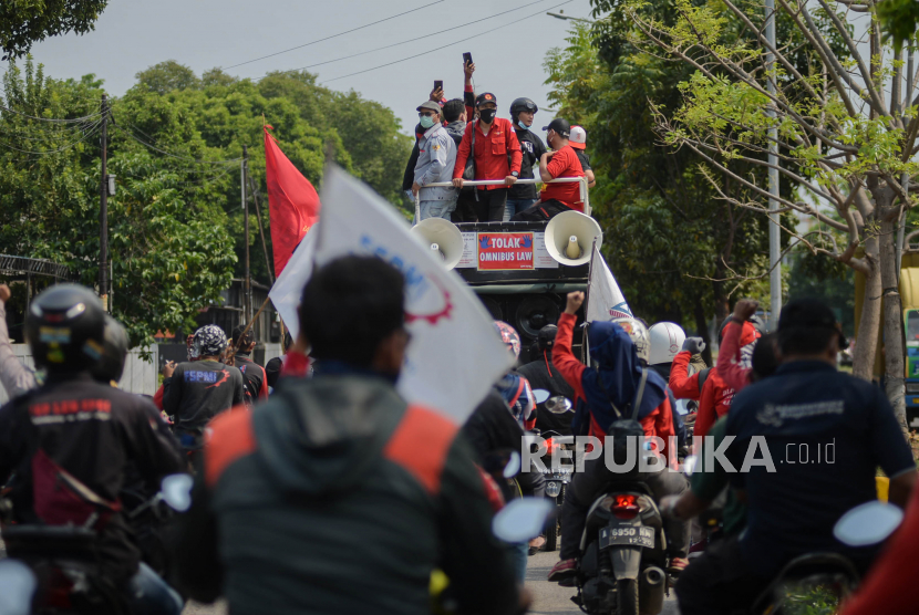 Serikat buruh melakukan konvoi dalam aksi mogok kerja nasional di kawasan Industri Pulogadung, Jakarta Timur, Selasa (6/10). 