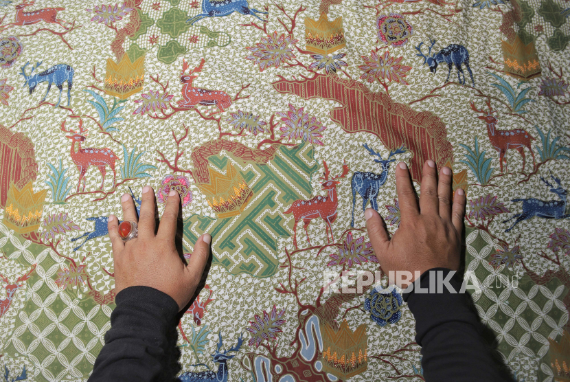 Perajin batik (Ilustrasi). Batik juga dapat menjadi hiasan dekorasi rumah.