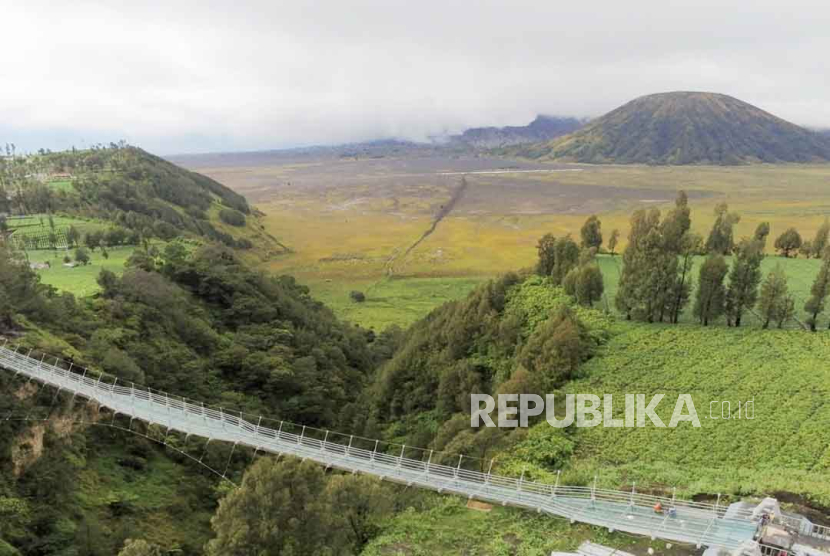 Pembangunan jembatan kaca di kawasan Gunung Bromo direncanakan selesai pada Desember 2023. 