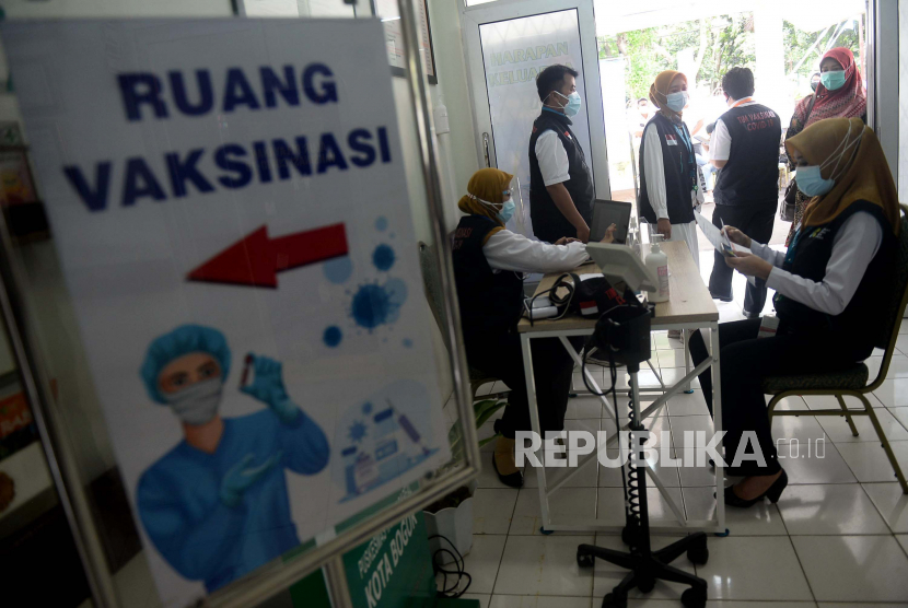 Petugas memeriksa kondisi fisik tenaga kesehatan sebelum disuntikan vaksin COVID-19 ke seorang tenaga kesehatan di Puskesmas Tanah Sareal, Bogor, Jawa Barat, (ilustrasi).
