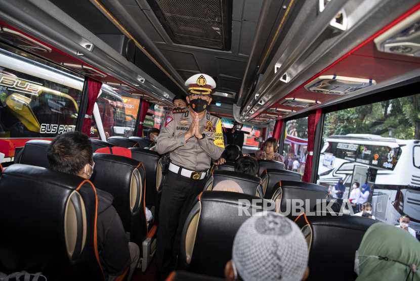 Dirlantas Polda Metro Jaya Kombes Pol Sambodo Purnono memberi salam kepada para pemudik dalam Mudik Gratis Polri 2022 di kompleks Gelora Bung Karno, Jakarta, Senin (25/4/2022). Ombudsman memberikan saran dalam pengamanan mudik lebaran 2022.
