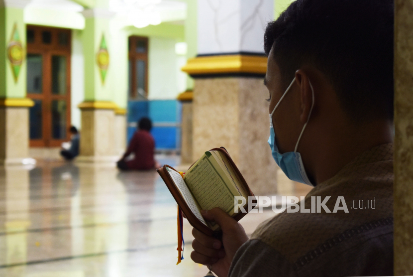 Membaca Alquran di Masjid Agung Baitul Hakim Kota Madiun, Jawa Timur (ilustrasi). Allah SWT memberikan nikmat berupa hidup berkah, rezeki, dan kesehatan.  