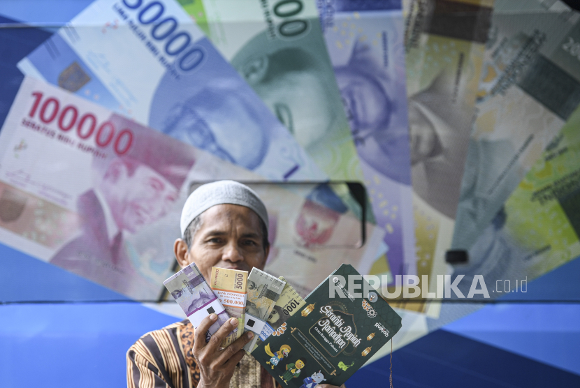 Warga menunjukkan uang baru yang ditukarkan pada mobil kas keliling Bank Indonesia (BI) di Pasar Koja Baru, Jakarta Utara. Bank Indonesia (BI) merilis likuiditas perekonomian atau uang beredar dalam arti luas (M2) pada Maret 2022 yang tumbuh meningkat. Posisi M2 pada Maret 2022 tercatat sebesar Rp 7.810,9 triliun atau tumbuh 13,3 persen (yoy), lebih tinggi dibandingkan dengan pertumbuhan pada Februari 2022 yang tercatat sebesar 12,8 persen (yoy). 