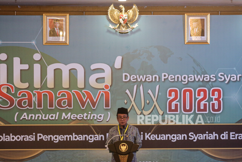 Wakil Ketua Dewan Komisioner Otoritas Jasa Keuangan Mirza Adityaswara dalam Ijtima Sanawi Dewan Pengawas Syariah 2023 di Jakarta, Jumat (13/10/2023). 