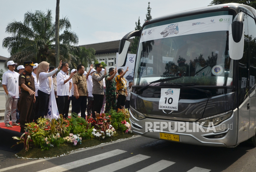 Pj Gubernur Jawa Barat Bey Macmudin berserta pejabat terkait melepas program mudik gratis bertajuk Mudik Asyik Bersama BUMN 2024 di depan Gedung Sate, Kota Bandung, Jawa Barat, Jumat (5/4/2024). 