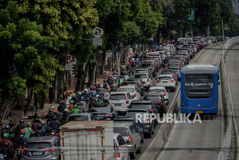 Sejumlah kendaraan terjebak macet saat jam berangkat kerja di kawasan Mampang Prapatan, Jakarta, Selasa (12/1). Pada hari kedua Pemberlakuan Pembatasan Kegiatan Masyarakat di DKI Jakarta sejumlah jalan protokol dikawasan tersebut terpantau padat. Republika/Thoudy Badai