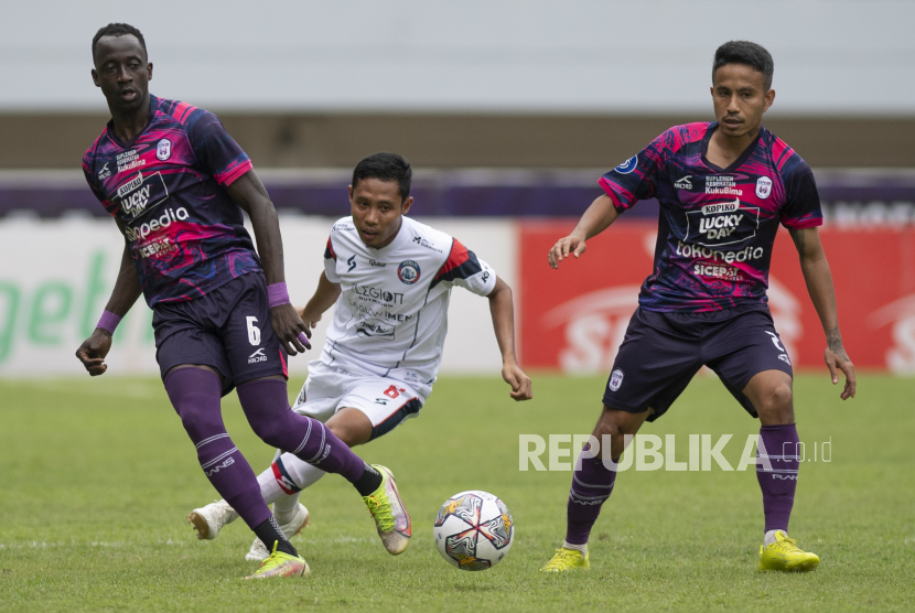 Pesepak bola Rans Nusantara FC Makan Konate (kiri) dan Finky Pasamba (kanan) berebut bola dengan pesepak bola Arema FC Evan Dimas Darmono (tengah) pada lanjutan Liga 1 di Stadion Pakansari, Kabupaten Bogor, Jawa Barat, Rabu (8/2/2023). Rans Nusantara FC kalah 1-2. ANTARA FOTO/Wahyu Putro A/tom.