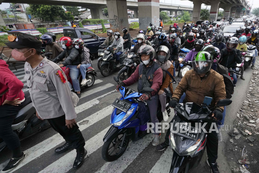 Sejumlah pemudik mengendarai sepeda motor menuju ke desa asalnya, berangkat dari Jakarta, Indonesia, Rabu, (19 /4/2023). (Ilustrasi)