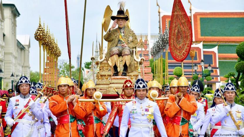 Raja Thailand Hidup dalam Karantina Mewah, Negaranya Menderita