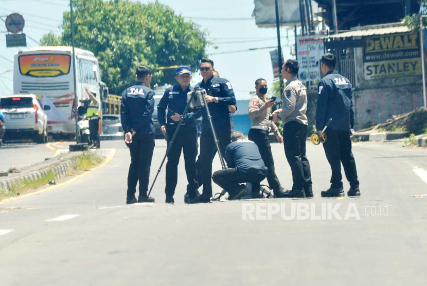 Tim Ditlantas Polda Jawa Tengah melakukan olah TKP di lokasi kecelakaan maut truk yang menabrak 16 kendaraan di simpang exit tol Bawen. Lalu lintas simpang tol Bawen akan direkayasa cegah kecelakaan.