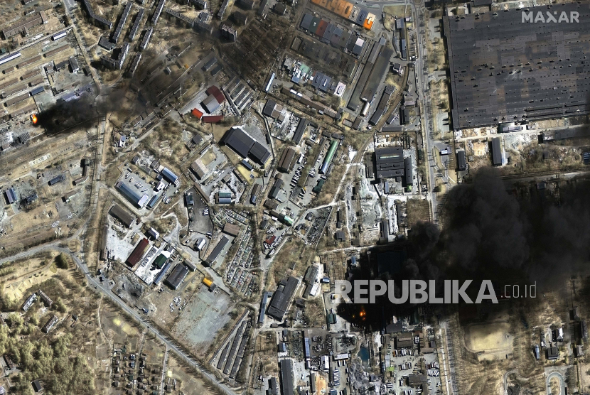 Citra satelit yang disediakan oleh Maxar Technologies ini menunjukkan gambaran umum tangki penyimpanan minyak yang terbakar dan kawasan industri di Chernihiv, Ukraina selama invasi Rusia pada Senin, 21 Maret 2022.