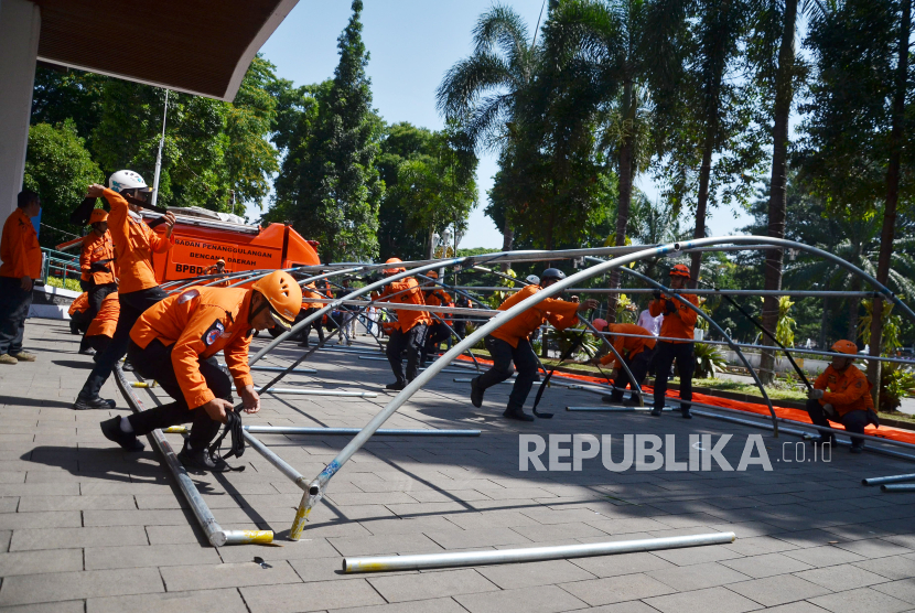 Petugas mendirikan tenda saat Simulasi Penanganan Darurat Bencana Gempa Bumi Akibat Sesar Lembang 